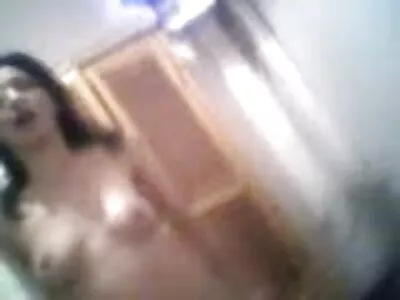 Szőke tini hatalmas mellekkel ugratja a kukkolós szex videók bütyköt