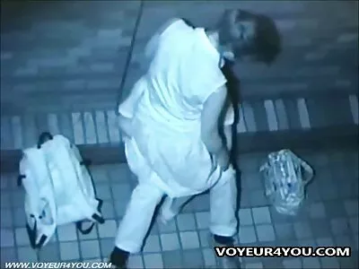 Sötét hajú magyarul beszélő szex videók tini masszív mellgel meztelenül pózol