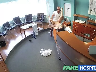 Szőke csaj mélytorkú, göndör barátja magyarul beszélő szexvideók