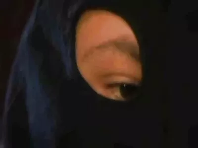 A szőke downblouse -t mutat, és megbasz extrem szexvideok egy idegent