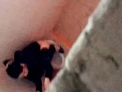 Egy michelle wild filmek sötét hajú ribanc ugratja mindkét lyukat
