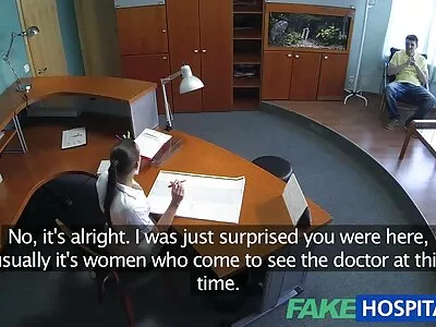 Gyönyörű lány tetoválásban szopást és kukkolos szexvideok szexet