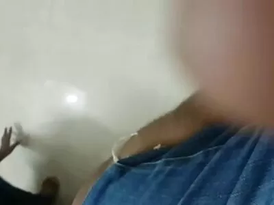 Egy csaj leveszi kék xxx ingyen fehérneműjét