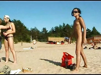 Tini erotikus szexvideok ad szopást a strandon