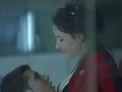 A játékos ingyen durva szex nő lassan meztelen lesz