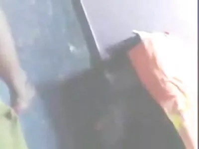 A lány szeret kint villogni szexvideok mobilra