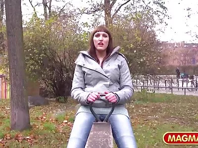 Csinos barna milf feleségét elkapja mobil tiniporno a videó egy rejtett bajtársa a fürdőszobájában