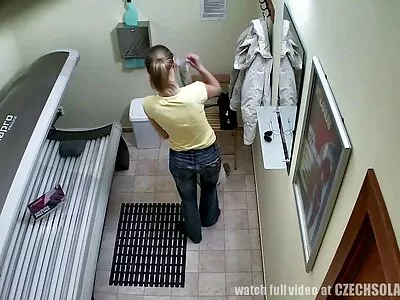 Egy mobil tiniporno csaj forró táncot csinál