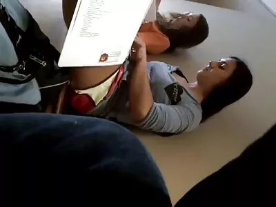 Egy sápadt csaj dildo beillesztést végez beleélvezések