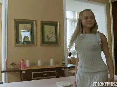 Szőke, free szexvideo vakító szemekkel, mélyen torkoló borotvált kakas