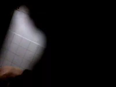 Egy szőke kék dildót ragaszt be szex videó film