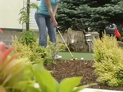 Csaj a zuhany családi szexvideo alatt játszik