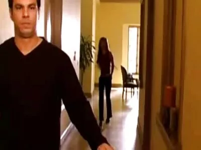 Egy forró kurva leveszi szexvideok mobilra a ruháját