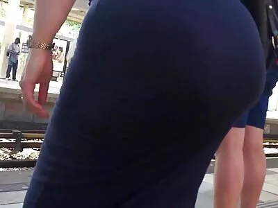 Nagy segg mozog cigány pornók a kamera előtt
