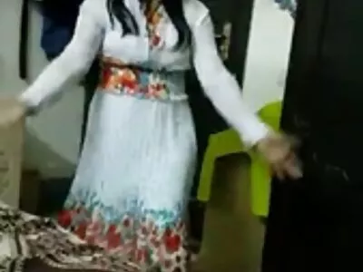 Két lány cigány szexvideok 1 kakas felett dolgozik