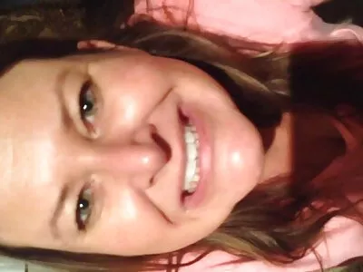 Csinos lány szar hátszegi melinda kakas és baszik a kamera előtt